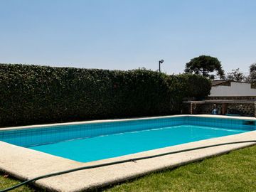 CASA SOLA EN VENTA, AL NORTE DE CUERNAVACA MOR. EN UN NIVEL, CON ALBERCA Y JARDIN