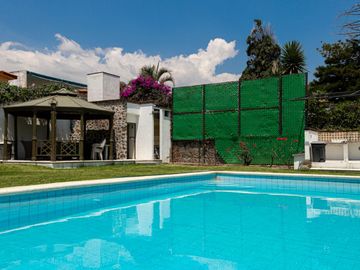 CASA SOLA EN VENTA, AL NORTE DE CUERNAVACA MOR. EN UN NIVEL, CON ALBERCA Y JARDIN