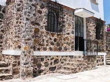 CASA SOLA EN VENTA, AL NORTE DE CUERNAVACA MOR. EN UN NIVEL, CON ALBERCA Y JARDIN