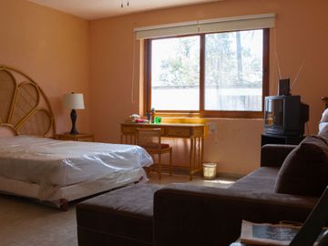 CASA SOLA EN VENTA, AL NORTE DE CUERNAVACA MOR. EN UN NIVEL, CON ALBERCA Y JARDIN