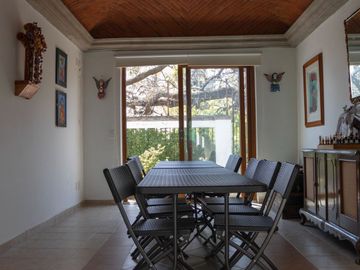 CASA SOLA EN VENTA, AL NORTE DE CUERNAVACA MOR. EN UN NIVEL, CON ALBERCA Y JARDIN