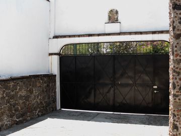 CASA SOLA EN VENTA, AL NORTE DE CUERNAVACA MOR. EN UN NIVEL, CON ALBERCA Y JARDIN