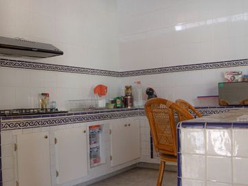 CASA SOLA EN VENTA, AL NORTE DE CUERNAVACA MOR. EN UN NIVEL, CON ALBERCA Y JARDIN