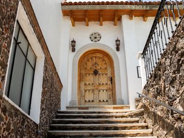 CASA SOLA EN VENTA, AL NORTE DE CUERNAVACA MOR. EN UN NIVEL, CON ALBERCA Y JARDIN