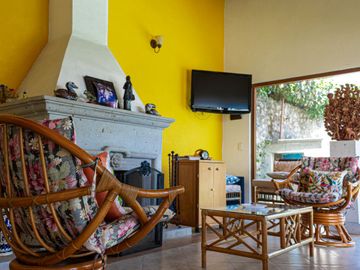 CASA SOLA EN VENTA, AL NORTE DE CUERNAVACA MOR. EN UN NIVEL, CON ALBERCA Y JARDIN