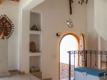 CASA SOLA EN VENTA, AL NORTE DE CUERNAVACA MOR. EN UN NIVEL, CON ALBERCA Y JARDIN