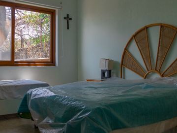 CASA SOLA EN VENTA, AL NORTE DE CUERNAVACA MOR. EN UN NIVEL, CON ALBERCA Y JARDIN