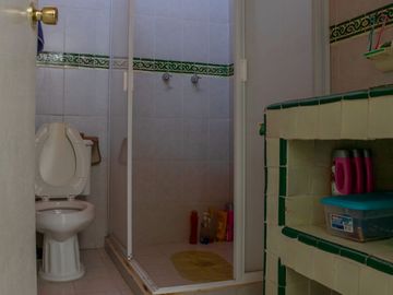 CASA SOLA EN VENTA, AL NORTE DE CUERNAVACA MOR. EN UN NIVEL, CON ALBERCA Y JARDIN