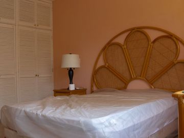 CASA SOLA EN VENTA, AL NORTE DE CUERNAVACA MOR. EN UN NIVEL, CON ALBERCA Y JARDIN
