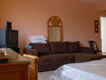 CASA SOLA EN VENTA, AL NORTE DE CUERNAVACA MOR. EN UN NIVEL, CON ALBERCA Y JARDIN