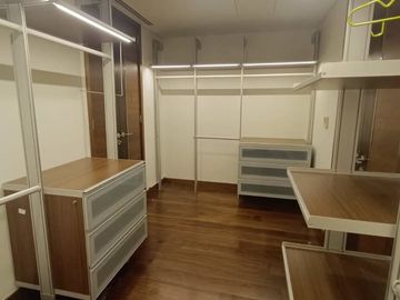 3BEDROOMS TWO ROXAS TRIANGLE