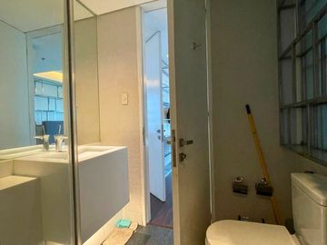 FOR SALE! 1BR with Parking Slot in Alphaland Makati Place, Makati City