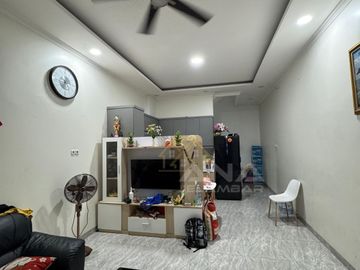 ANA RUMAH LOKASI BAGUS UK 4X15M DI JELAMBAR