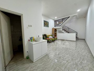 ANA RUMAH LOKASI BAGUS UK 4X15M DI JELAMBAR