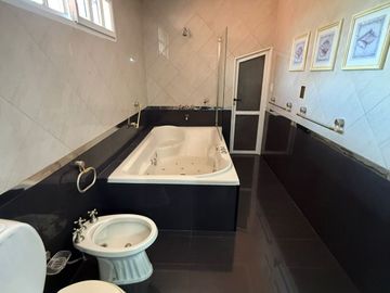 VENTA CASERON EN INMEJORABLE ZONA YERBA BUENA