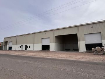 Bodega, al norte de Hermosillo en 📍calle Salamanca esquina con Manzano, col. Amapolas.