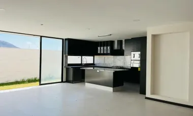 Casa en Venta en Lomas de Ángelopolis III, Excelente Opción con Acabados y Amenidades Premium cerca a Barrio Cascatta
