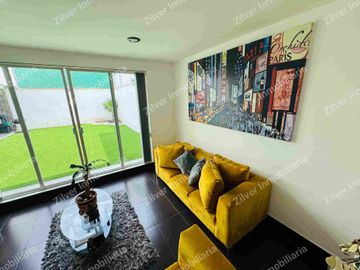 Casa en venta en Lomas del valle, con jardín