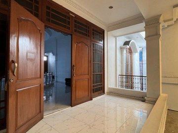 Rumah Jalan Biliton STRATEGIS, ISTIMEWA CARPORT 10 MOBIL