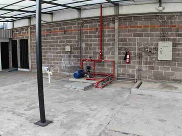 Rento Espectacular Galpón de 1916 metros en Calderón en Complejo de Bodegas
