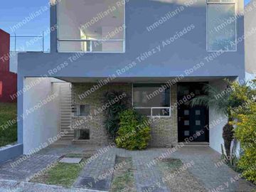 Casa en Venta en Fraccionamiento Lomas Del Valle, sobre 24 sur cerca de Periférico y Valsequillo, Puebla