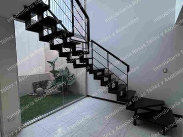 Casa en Venta en Fraccionamiento Lomas Del Valle, sobre 24 sur cerca de Periférico y Valsequillo, Puebla