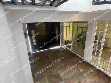 LINDA CASA EN VENTA MODIFICADA DE TRES PISOS, CONFORMADA POR UNA CASA Y DOS DEPARTAMENTOS, IDEAL  PARA INVERSIONISTA, A 10 MINUTOS DEL PARQUE IND. TOLUCA 2000 Y FMF