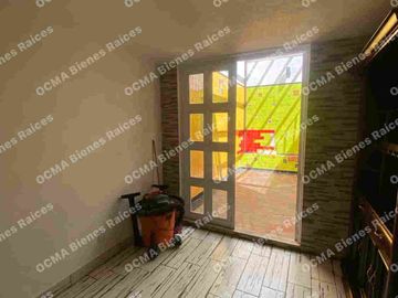 LINDA CASA EN VENTA MODIFICADA DE TRES PISOS, CONFORMADA POR UNA CASA Y DOS DEPARTAMENTOS, IDEAL  PARA INVERSIONISTA, A 10 MINUTOS DEL PARQUE IND. TOLUCA 2000 Y FMF