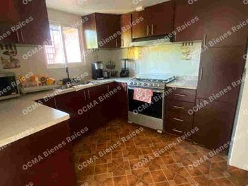 LINDA CASA EN VENTA MODIFICADA DE TRES PISOS, CONFORMADA POR UNA CASA Y DOS DEPARTAMENTOS, IDEAL  PARA INVERSIONISTA, A 10 MINUTOS DEL PARQUE IND. TOLUCA 2000 Y FMF