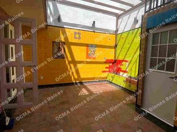 LINDA CASA EN VENTA MODIFICADA DE TRES PISOS, CONFORMADA POR UNA CASA Y DOS DEPARTAMENTOS, IDEAL  PARA INVERSIONISTA, A 10 MINUTOS DEL PARQUE IND. TOLUCA 2000 Y FMF