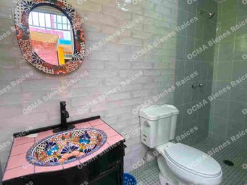 LINDA CASA EN VENTA MODIFICADA DE TRES PISOS, CONFORMADA POR UNA CASA Y DOS DEPARTAMENTOS, IDEAL  PARA INVERSIONISTA, A 10 MINUTOS DEL PARQUE IND. TOLUCA 2000 Y FMF