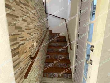 LINDA CASA EN VENTA MODIFICADA DE TRES PISOS, CONFORMADA POR UNA CASA Y DOS DEPARTAMENTOS, IDEAL  PARA INVERSIONISTA, A 10 MINUTOS DEL PARQUE IND. TOLUCA 2000 Y FMF