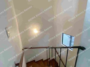 LINDA CASA EN VENTA MODIFICADA DE TRES PISOS, CONFORMADA POR UNA CASA Y DOS DEPARTAMENTOS, IDEAL  PARA INVERSIONISTA, A 10 MINUTOS DEL PARQUE IND. TOLUCA 2000 Y FMF