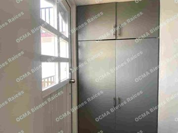 LINDA CASA EN VENTA MODIFICADA DE TRES PISOS, CONFORMADA POR UNA CASA Y DOS DEPARTAMENTOS, IDEAL  PARA INVERSIONISTA, A 10 MINUTOS DEL PARQUE IND. TOLUCA 2000 Y FMF