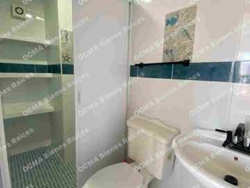LINDA CASA EN VENTA MODIFICADA DE TRES PISOS, CONFORMADA POR UNA CASA Y DOS DEPARTAMENTOS, IDEAL  PARA INVERSIONISTA, A 10 MINUTOS DEL PARQUE IND. TOLUCA 2000 Y FMF