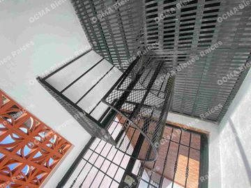LINDA CASA EN VENTA MODIFICADA DE TRES PISOS, CONFORMADA POR UNA CASA Y DOS DEPARTAMENTOS, IDEAL  PARA INVERSIONISTA, A 10 MINUTOS DEL PARQUE IND. TOLUCA 2000 Y FMF