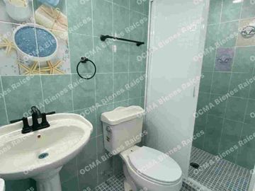 LINDA CASA EN VENTA MODIFICADA DE TRES PISOS, CONFORMADA POR UNA CASA Y DOS DEPARTAMENTOS, IDEAL  PARA INVERSIONISTA, A 10 MINUTOS DEL PARQUE IND. TOLUCA 2000 Y FMF