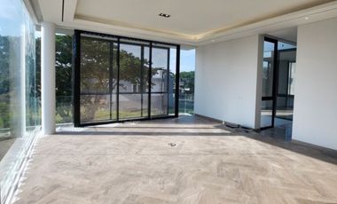 SIGNATURE HOME CITRALAND – WATERFRONT Luxury Modern Living