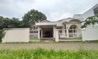 RUMAH SIAP HUNI DENGAN HALAMAN SUPER LUAS – LOKASI STRATEGIS DI CILENDEK BOGOR