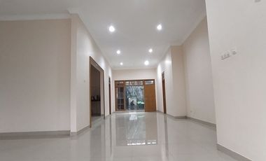 RUMAH SIAP HUNI DENGAN HALAMAN SUPER LUAS – LOKASI STRATEGIS DI CILENDEK BOGOR