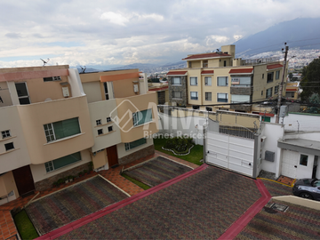 Casa de venta en Santa Lucía Norte de Quito