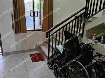 Dijual Rumah Siap Huni Lokasi  Strategis Di Murai Pesangrahan Jak Sel posisi terbaik Depan Taman