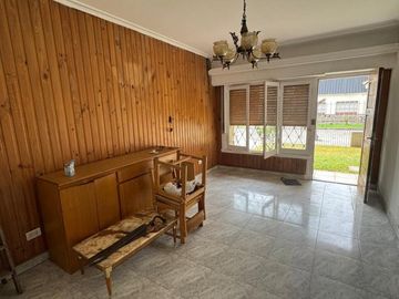 CHALET 3 AMB. UBICADO EN CALLE MEXICO AL 1.100 BARRIO RESIDENCIAL CON MUY BUEN ENTORNO MEXICO AL 1100