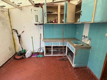 CHALET 3 AMB. UBICADO EN CALLE MEXICO AL 1.100 BARRIO RESIDENCIAL CON MUY BUEN ENTORNO MEXICO AL 1100