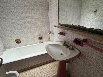 CHALET 3 AMB. UBICADO EN CALLE MEXICO AL 1.100 BARRIO RESIDENCIAL CON MUY BUEN ENTORNO MEXICO AL 1100