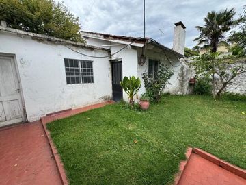 CHALET 3 AMB. UBICADO EN CALLE MEXICO AL 1.100 BARRIO RESIDENCIAL CON MUY BUEN ENTORNO MEXICO AL 1100