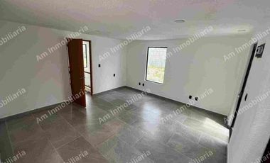 Casa en venta en Lomas del Tecnológico, cuenta con un loft independiente. San Luis Potosí.