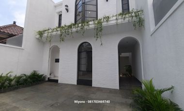 Rumah Purimas Rungkut Colonial Modern 2025 Dengan Service Area Terpisah