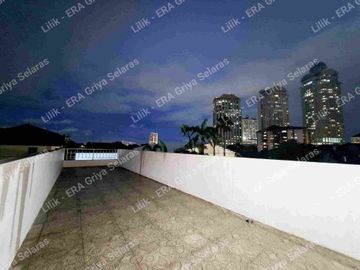 Dijual Rumah dengan Ruang Usaha Siap Pakai