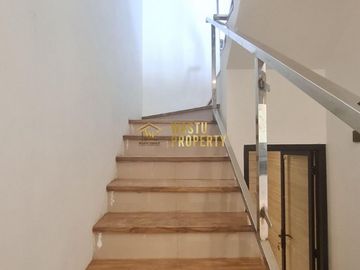 RUMAH BARU, 2 LANTAI, 8 MENIT BANDARA ADI SUCIPTO